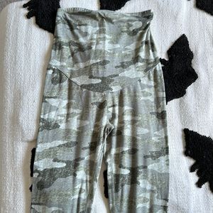 Maternity camo leggings
